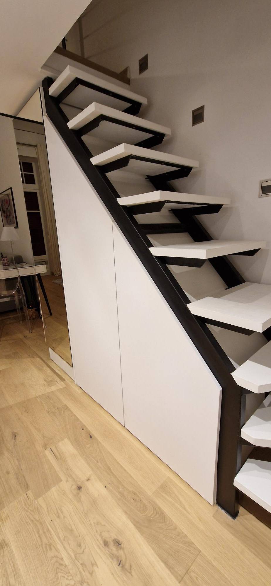 Meuble sous escaliers avec portes battantes à Saint-Raphaël