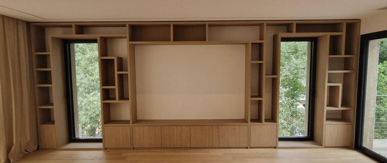 Bibliothèque en bois avec niche pour téléviseur sur mesure à Fréjus