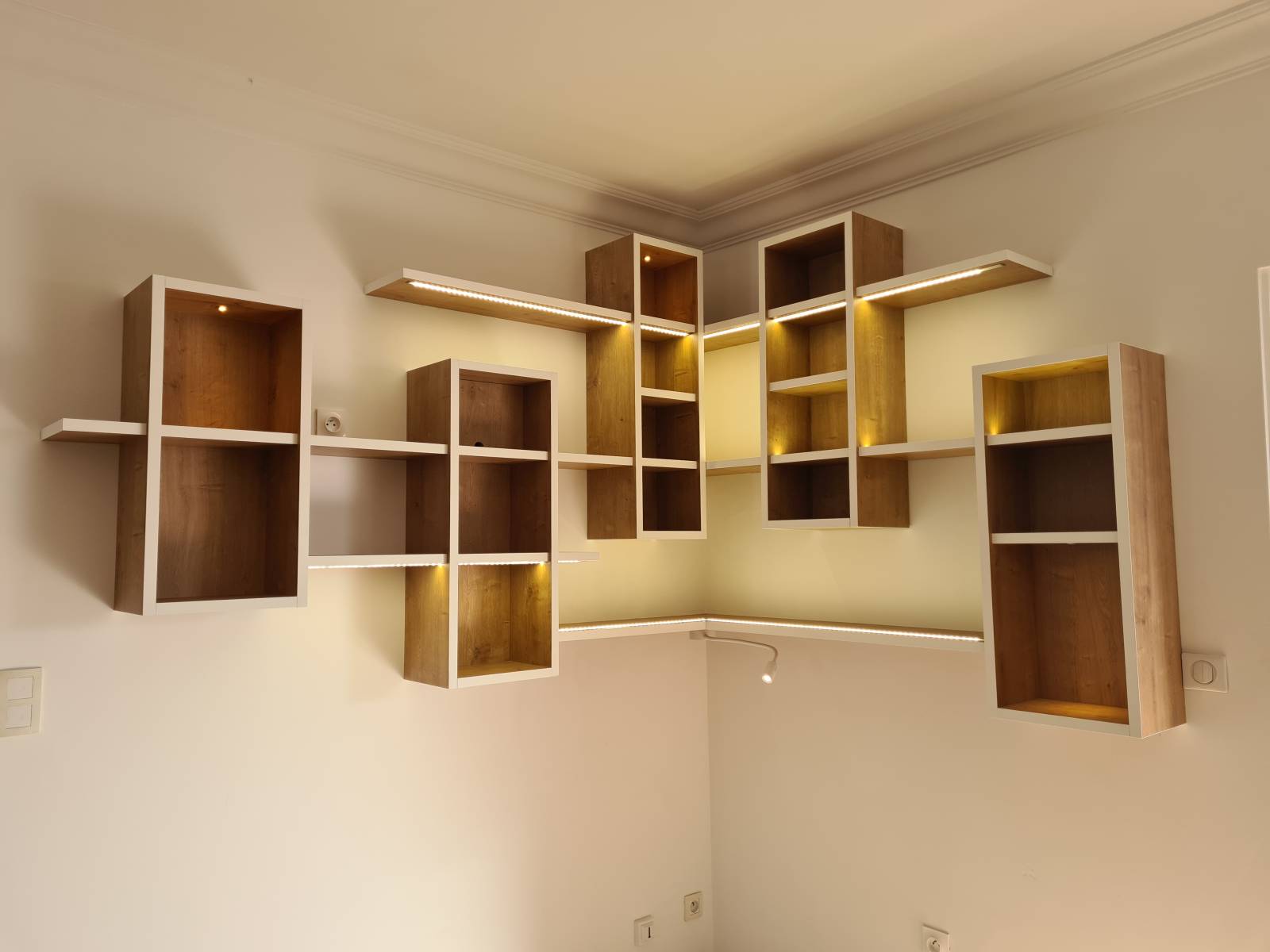 Meuble bi coloration sur mesure suspendu avec éclairage à Saint-Raphael