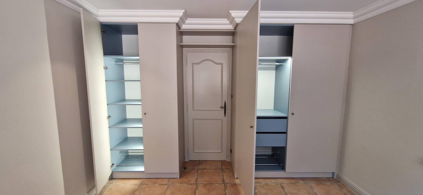 Placards sur mesure avec penderie, tiroirs et portes battantes à Saint-Raphaël