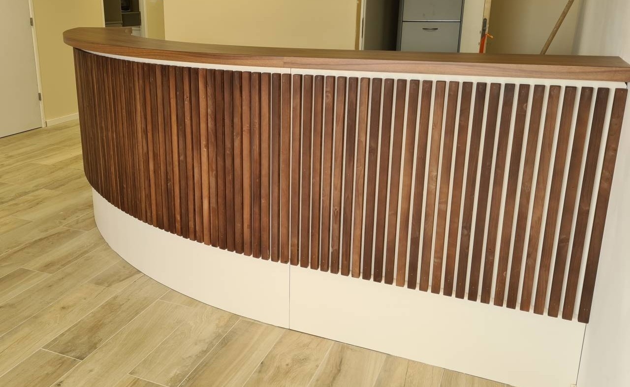 Banque d'accueil en bois pour locaux professionnels à Fréjus