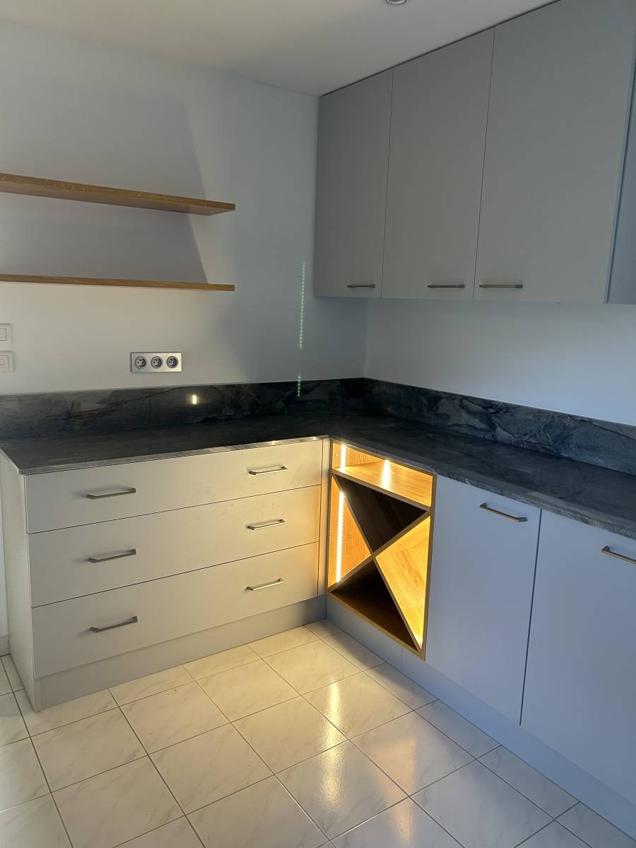 Cuisine en bois et plan de travail en pierre à Saint-Raphaël