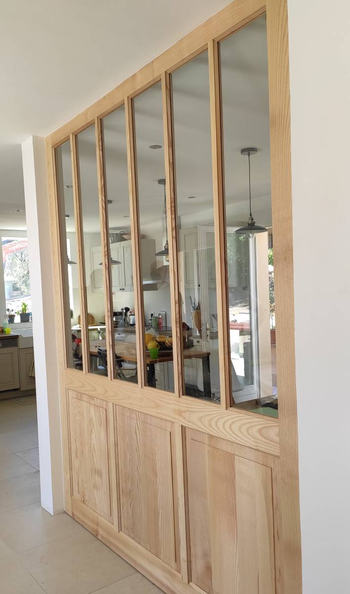Séparation vitrée en bois pour salon à Sainte Maxime