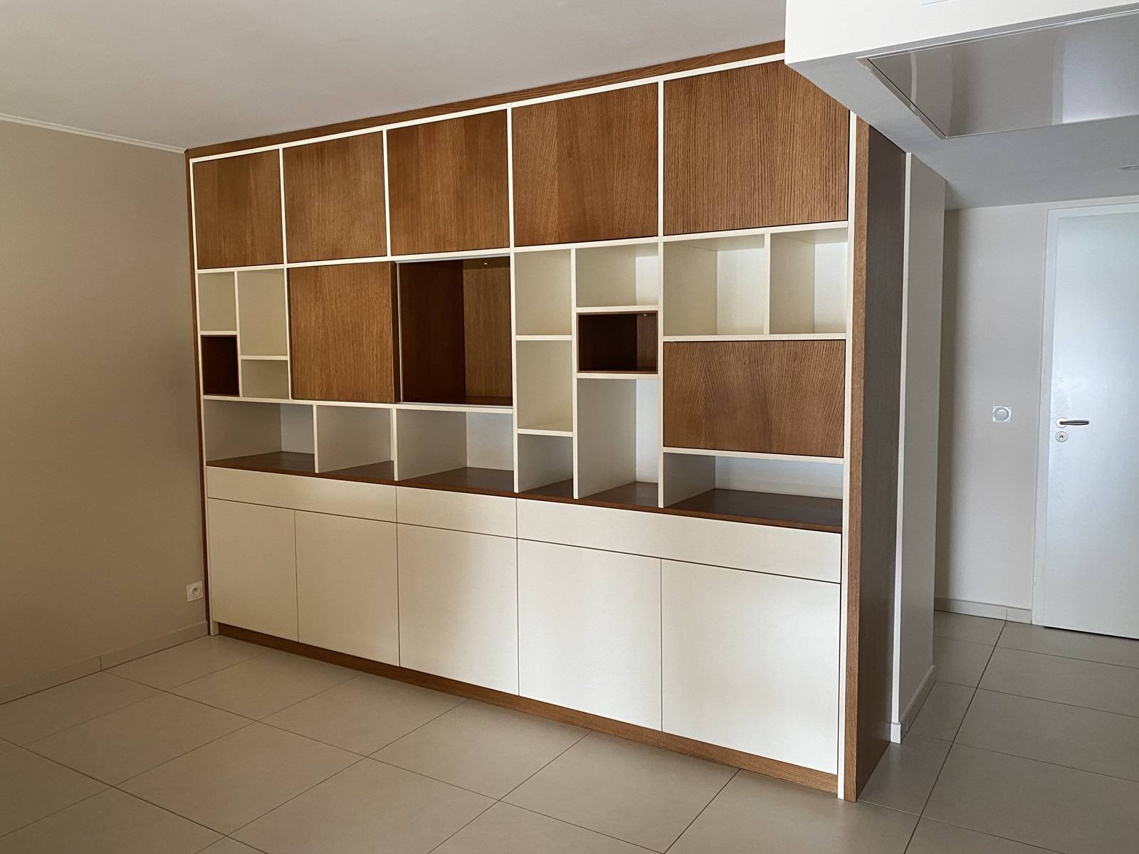 meuble sur mesure Chêne massif et mélaminé avec tiroirs et rangements à Fréjus