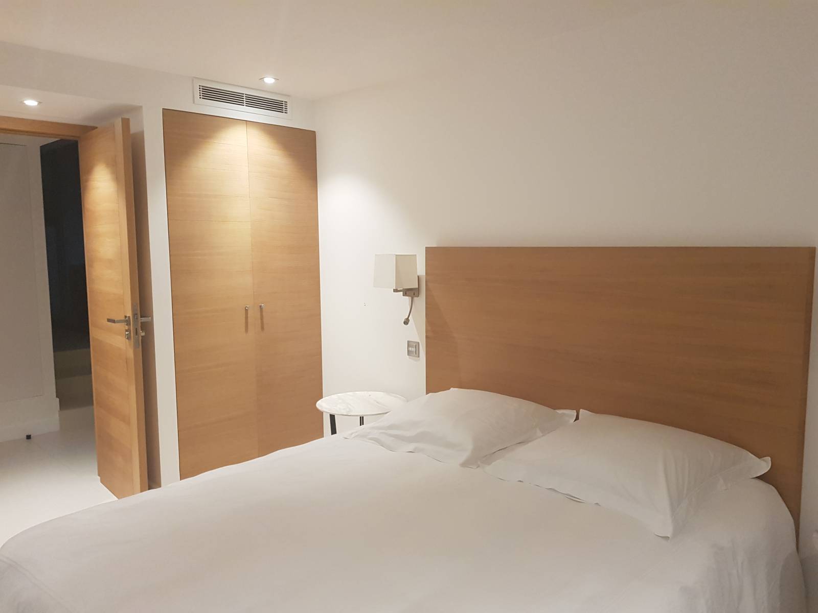 Tête de lit sur mesure en chêne sur Fréjus