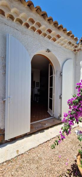 Volets cintrés sur mesure finition laquée RAL à Agay