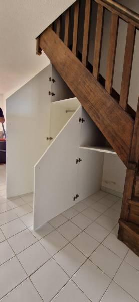 Sous escaliers avec charnières invisibles à Saint-Raphaël