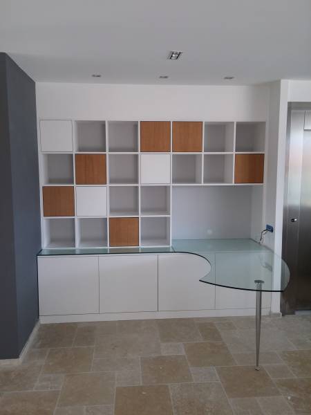 Bibliothèque avec bureau intégré en verre