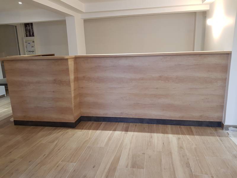 Banque d'accueil mélaminé ton Chêne Nébraska à Fréjus