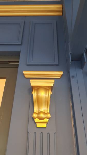 Habillage extérieur en bois avec moulures d'un restaurant à Draguignan