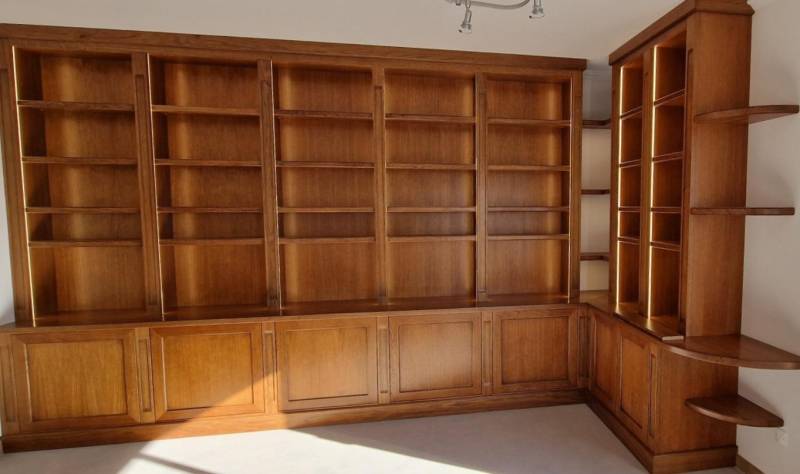 Bibliothèque d'angle sur mesure en bois merisier massif avec éclairage à Saint-Raphael