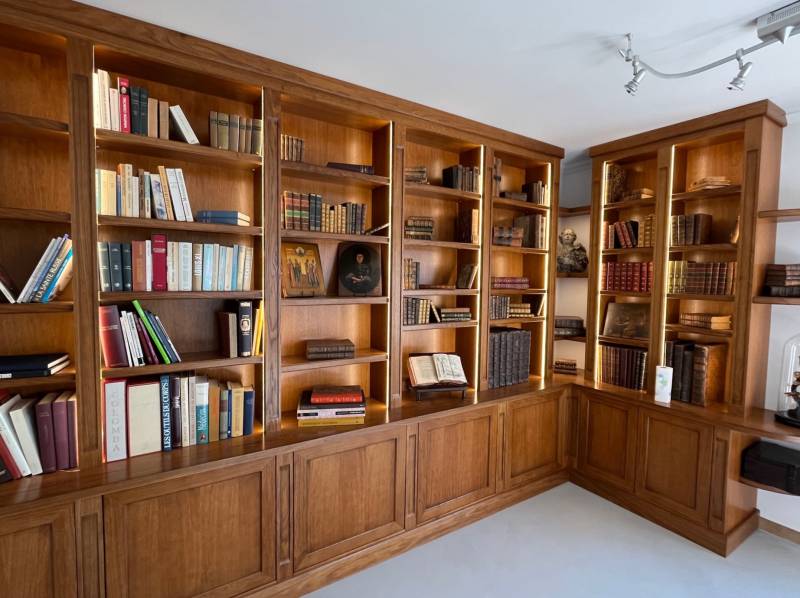 Bibliothèque d'angle sur mesure en bois massif pour rangement livres avec éclairage à Saint-Raphaël
