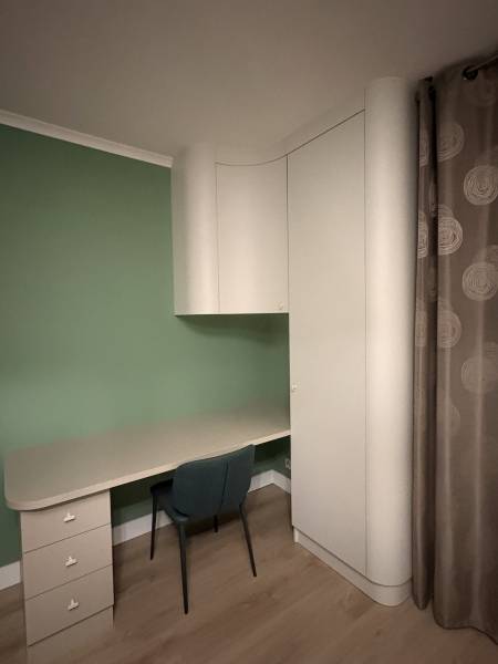 Fabrication et pose d'un aménagement de chambre aux lignes courbes sur Saint Raphaël