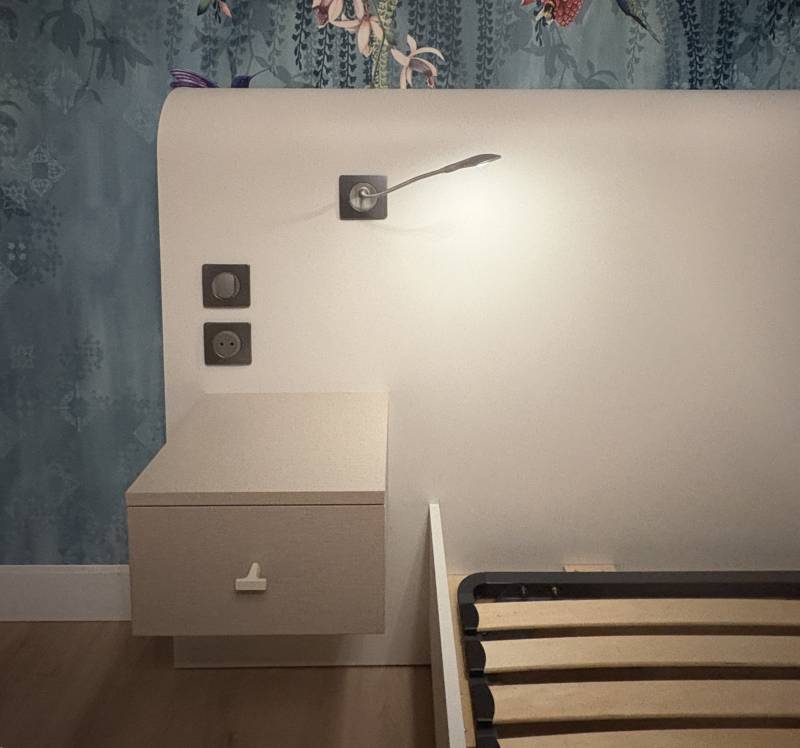 Fabrication et pose d'un aménagement de chambre aux lignes courbes sur Saint Raphaël