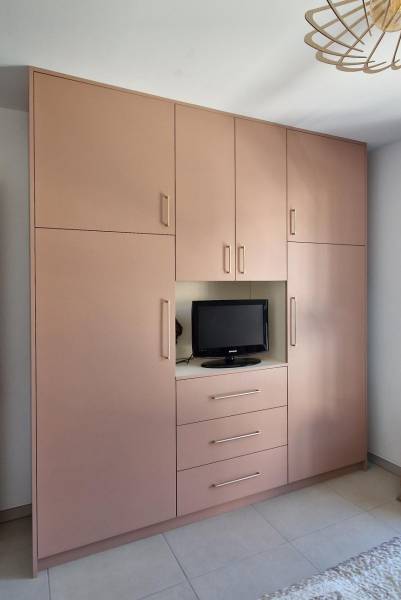 Création et pose d'un meuble de télévision intégré