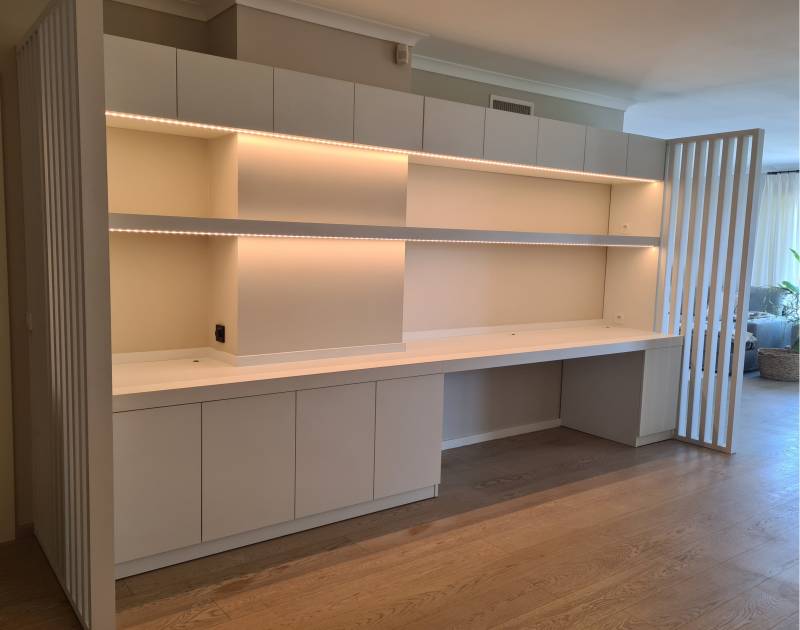 Création d'un double bureau avec éclairage