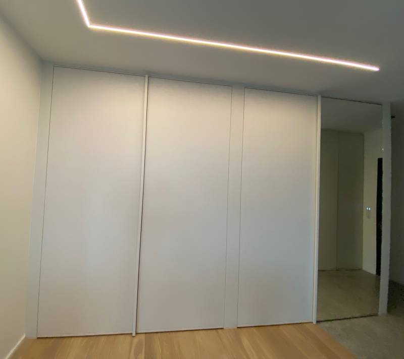 Mur de façades de placard en alignement à Fréjus