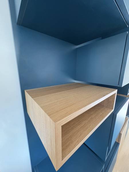 Bibliothèque sur mesure en bois en deux tons 