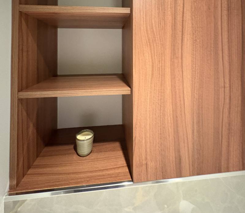 Le Noyer au Cœur de l'Aménagement d'un Cabinet de Toilette à Saint-Raphaël