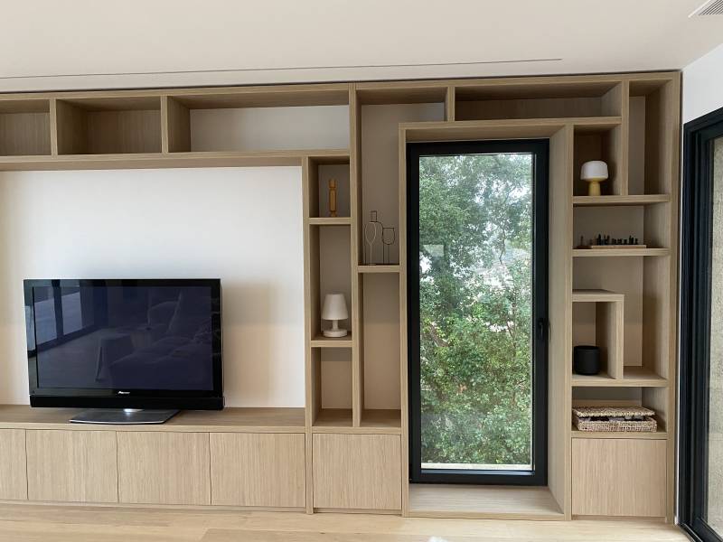 Bibliothèque avec télévision et compartiments à Fréjus