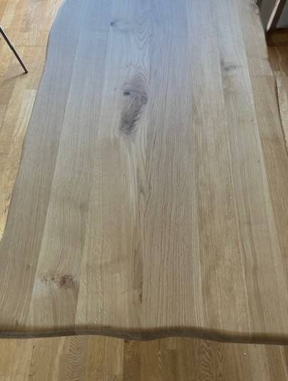 Plateau d'une table sur mesure en chêne massif avec noeud