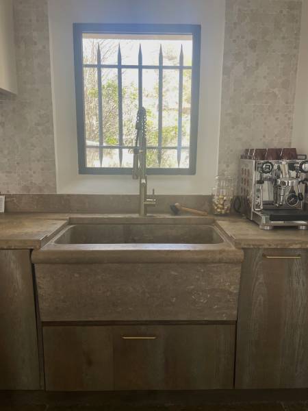 Evier en pierre entouré de façade en chêne brossé