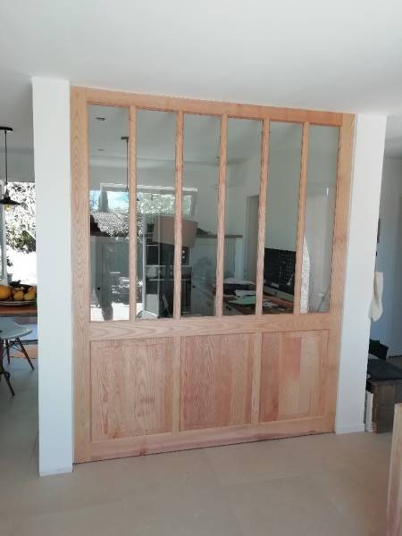 Séparation vitrée en bois pour petit espace à Sainte Maxime