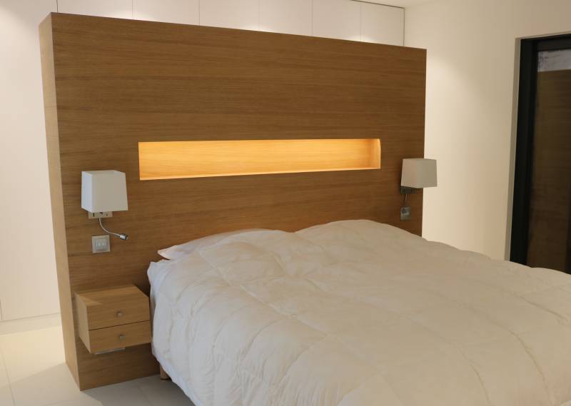 Tête de lit avec niche et éclairage