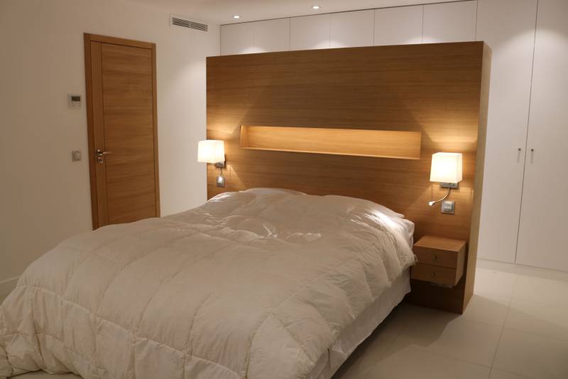 Tête de lit en accord avec le bloc porte