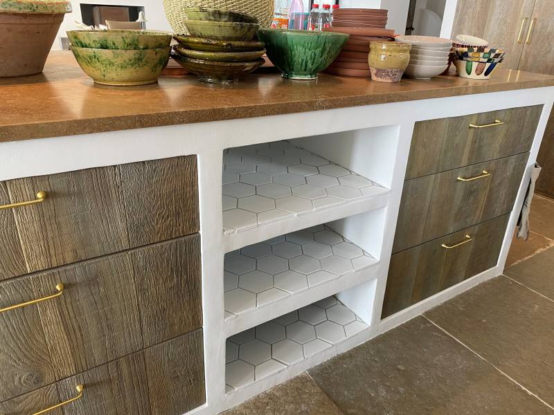 Ilot central avec niche et façade de tiroir en chêne massif 