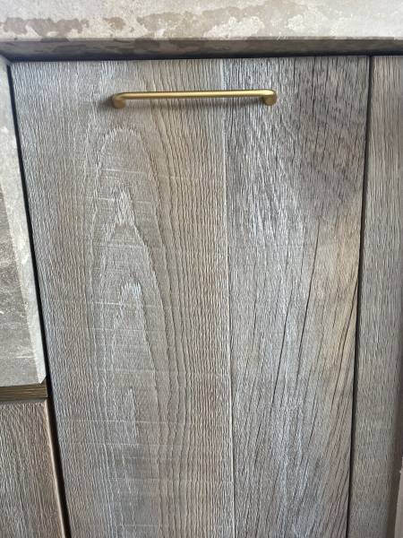 Façade épicier en chêne massif brossé à Saint Raphaël