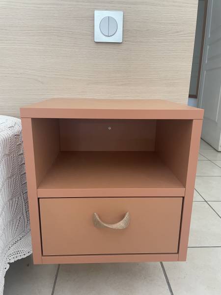 Chevet en harmonie avec la tête de lit